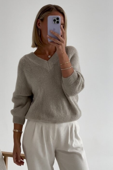 Beige sweater "V-neck Favorite"