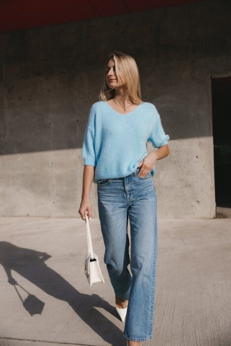 Sky blue sweater "V-neck"